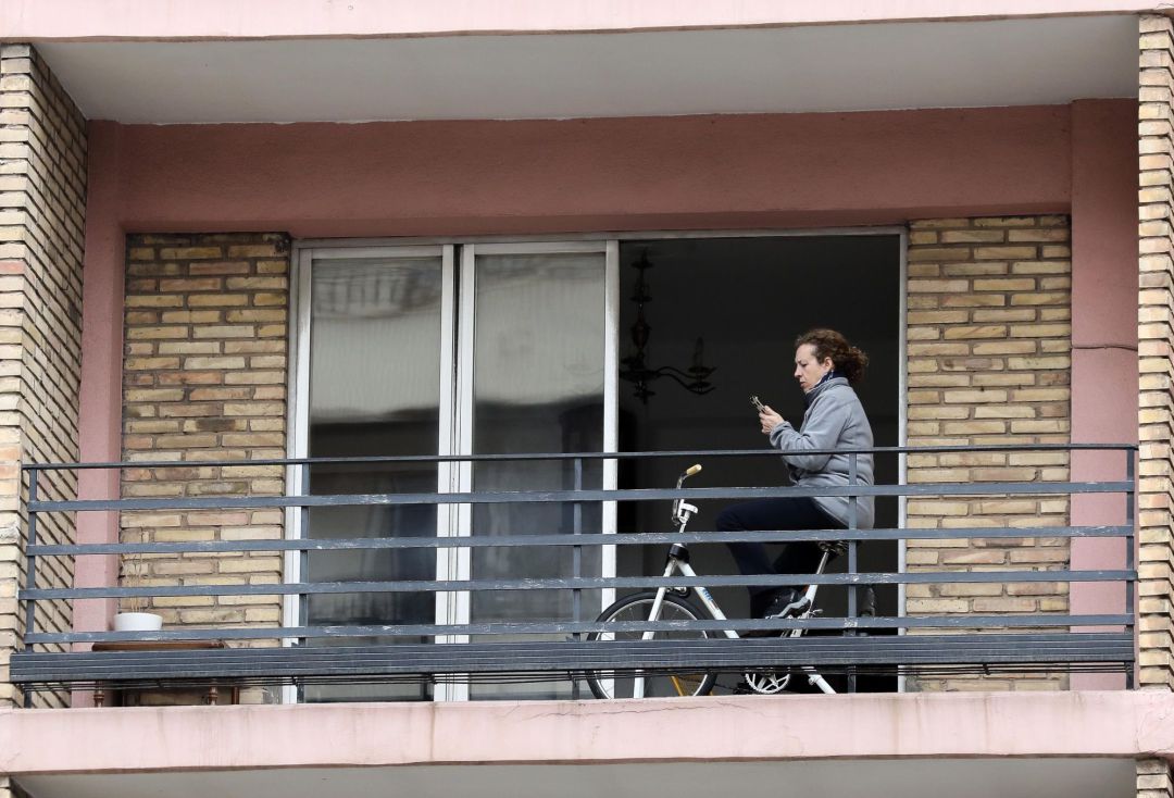 Una vecina realiza ejercicio en su terraza. Una vecina realiza ejercicio en su terraza.
