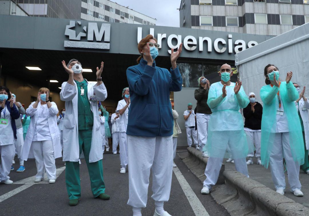 Los sanitarios de urgencias del madrileño Hospital de La Paz agradecen con aplausos el apoyo de la ciudadanía por su labor, hoy jueves en la tercera semana del estado de alarma por la pandemia del coronavirus. Los sanitarios de urgencias del madrileño Hospital de La Paz agradecen con aplausos el apoyo de la ciudadanía por su labor, hoy jueves en la tercera semana del estado de alarma por la pandemia del coronavirus.