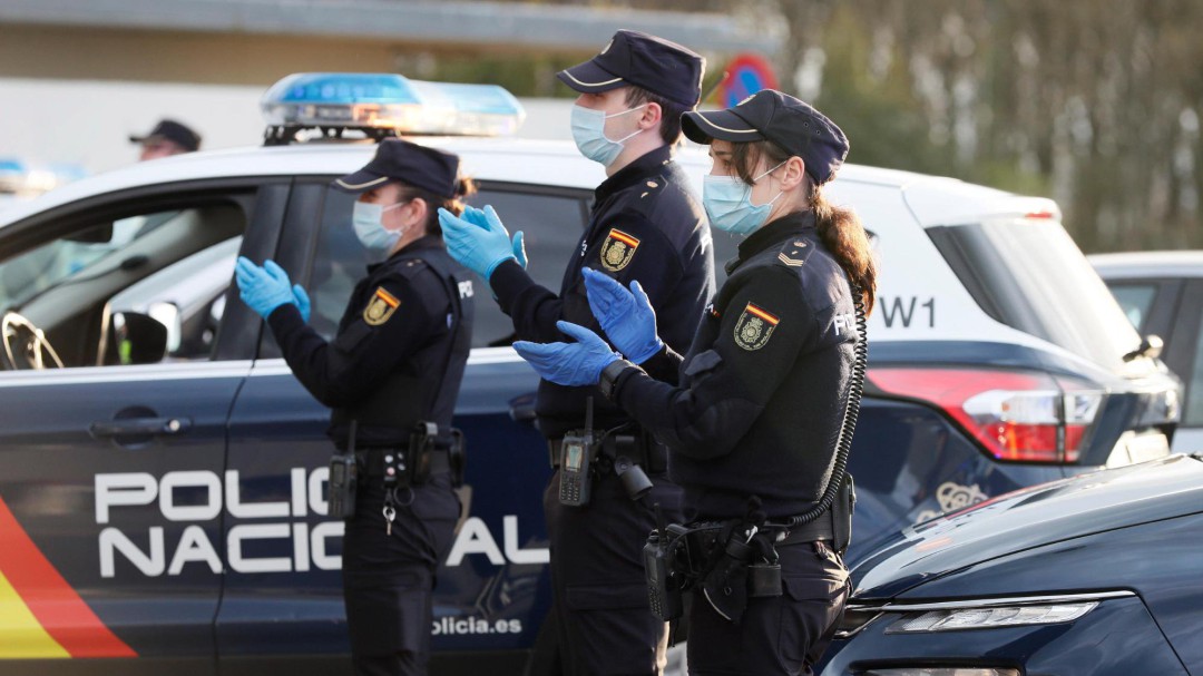Cazado en el aeropuerto de Málaga con 140.000 euros procedentes de Suiza