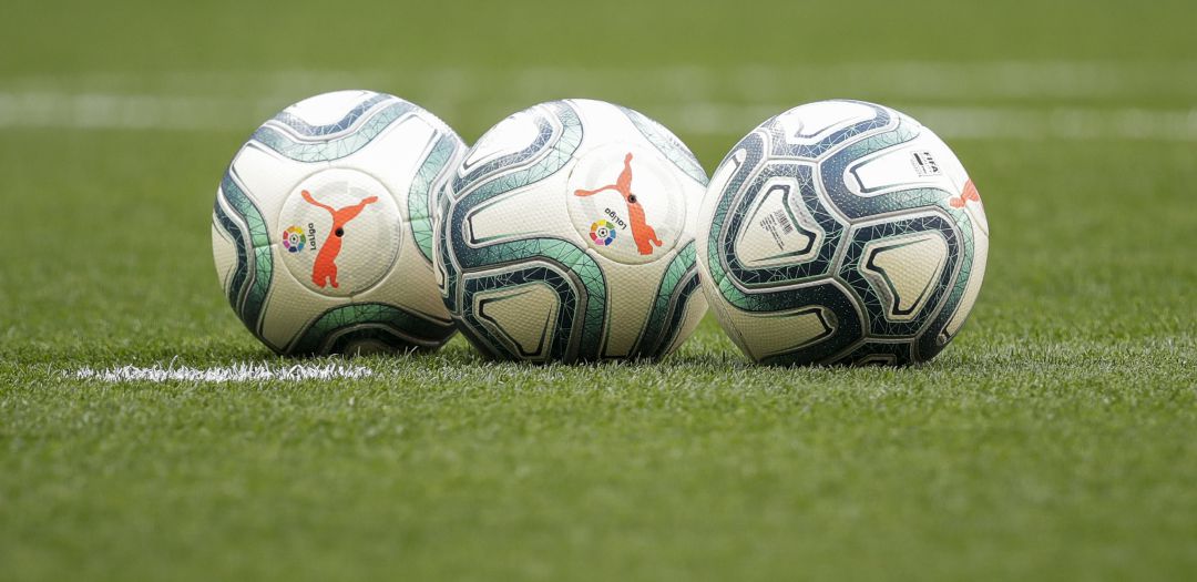 Tres balones de LaLiga, durante un calentamiento previo a un partido Tres balones de LaLiga, durante un calentamiento previo a un partido