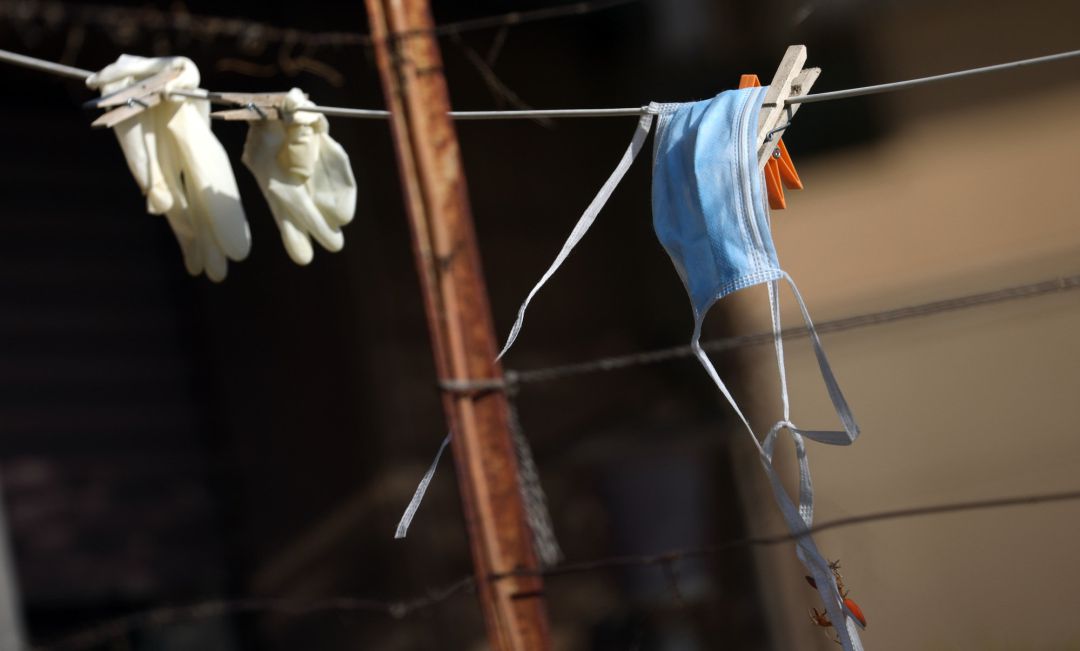 Guantes y una mascarillas colgados en una cuerda en Roma (Italia) Guantes y una mascarillas colgados en una cuerda en Roma (Italia)
