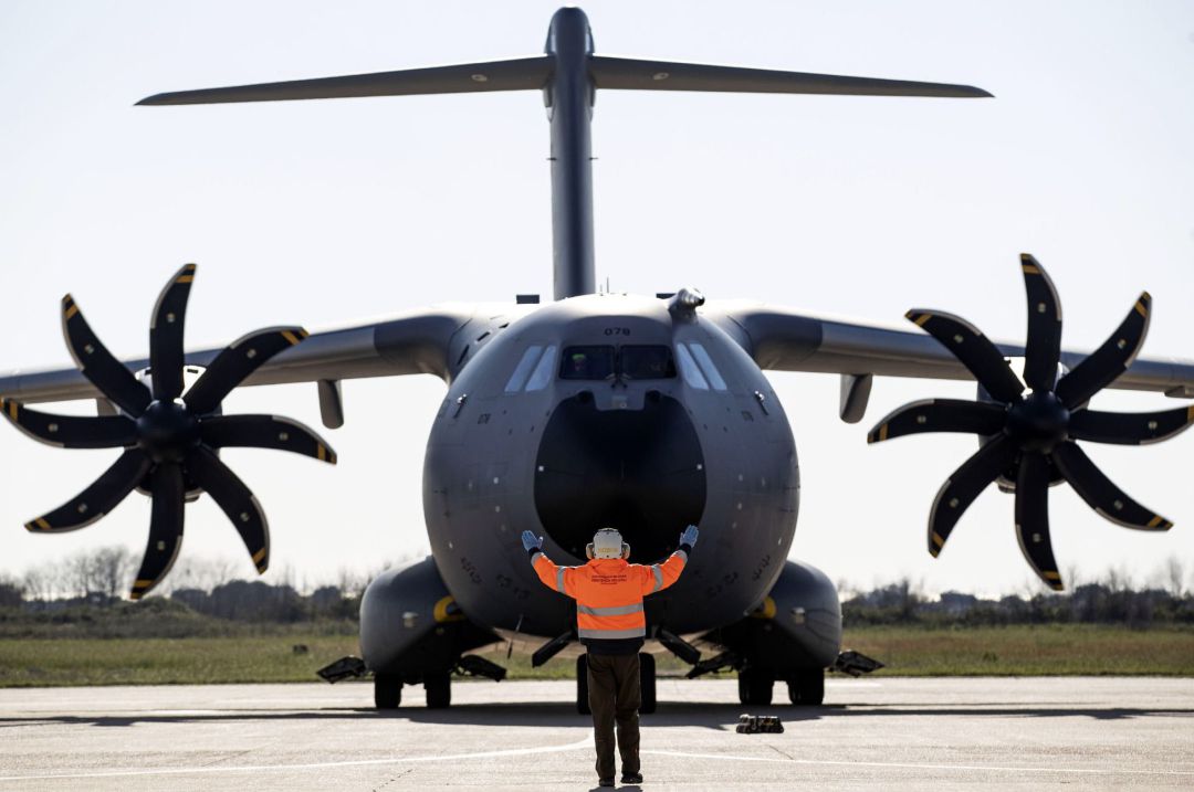 Un avión con cargamento sanitario llega desde Turquía a Roma. Un avión con cargamento sanitario llega desde Turquía a Roma.