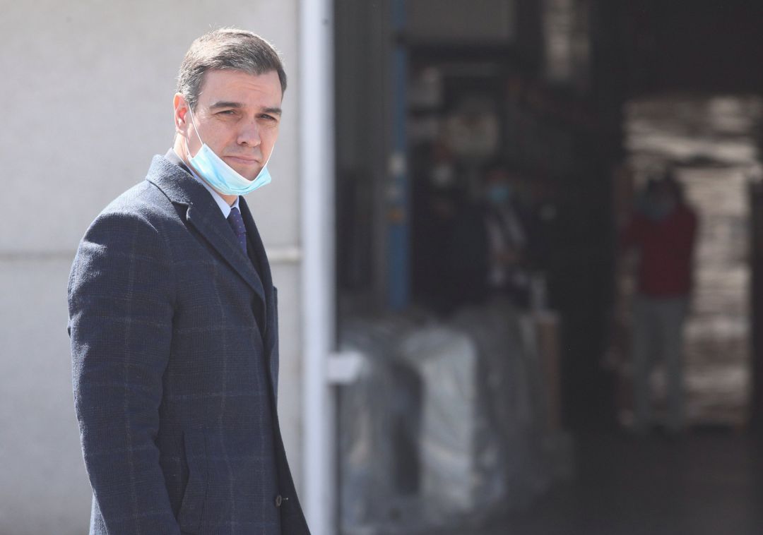 El presidente del gobierno, Pedro Sánchez, protegido con mascarilla durante la visita que ha realizado a las instalaciones interiores de la empresa Hersill El presidente del gobierno, Pedro Sánchez, protegido con mascarilla durante la visita que ha realizado a las instalaciones interiores de la empresa Hersill