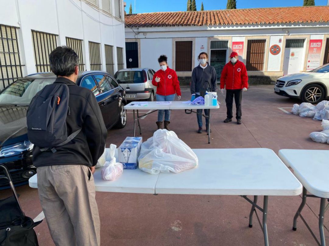 La entrega de productos básicos se está realizando en el almacén de Cruz Roja en la barriada de Padre Jesús La entrega de productos básicos se está realizando en el almacén de Cruz Roja en la barriada de Padre Jesús