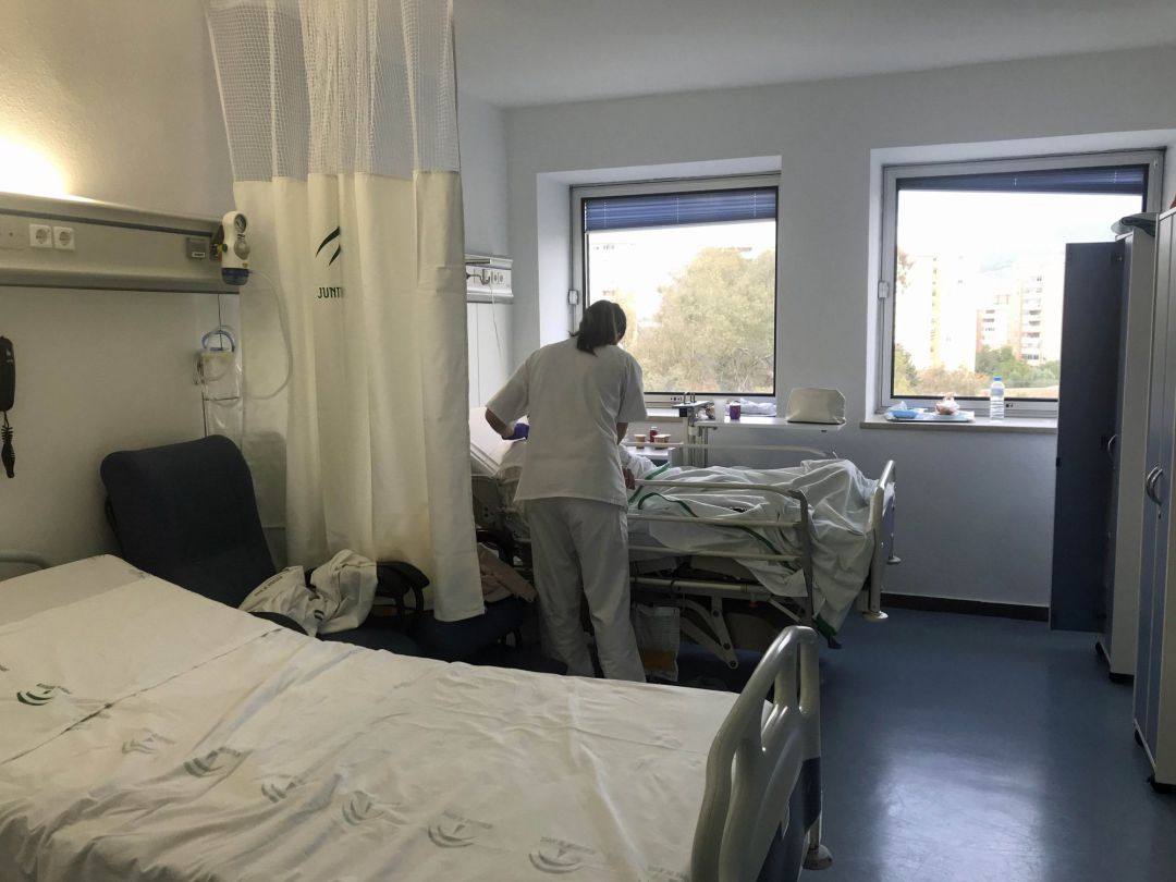 Una enfermera atiende a una paciente Una enfermera atiende a una paciente