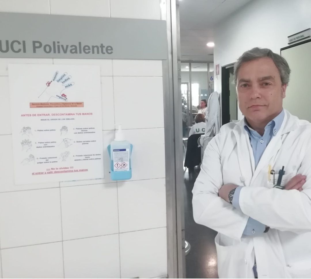 El doctor José Miguel Pérez, jefe de la UCI del hospital Virgen de las Nieves, en una foto de archivo en las iinstalaciones que dirige El doctor José Miguel Pérez, jefe de la UCI del hospital Virgen de las Nieves, en una foto de archivo en las iinstalaciones que dirige
