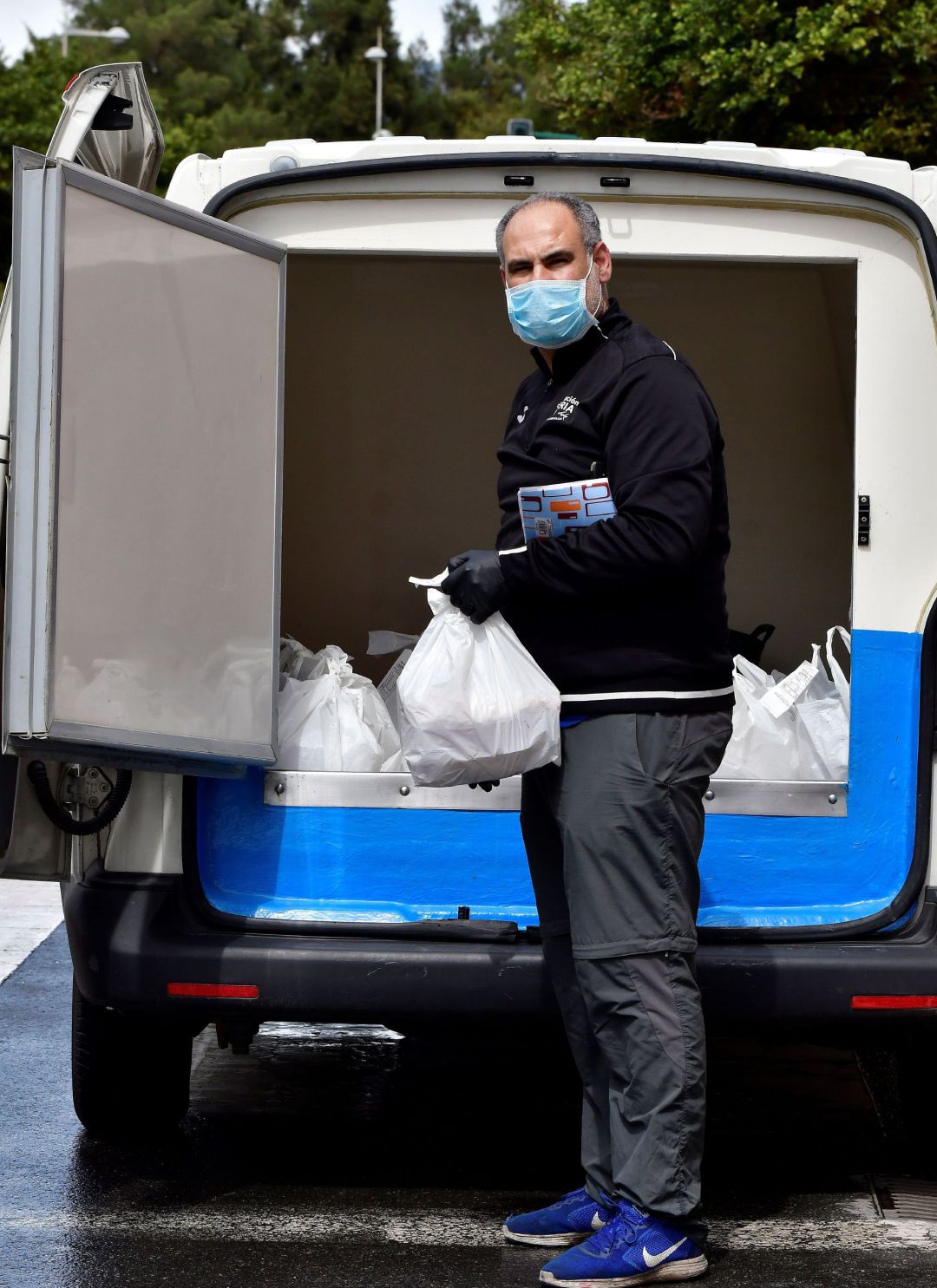 Reparto de alimentación a domicilio. Reparto de alimentación a domicilio.