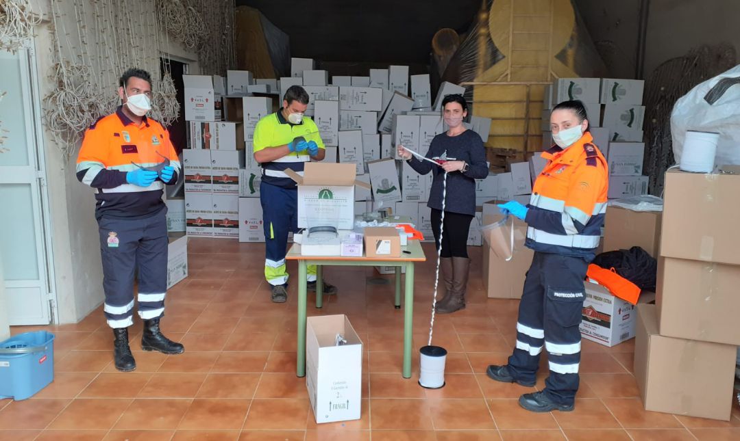Miembros de Protección Civil y voluntarios trabajan para poder producir 100.000 viseras de seguridad sanitaria en Porcuna. Miembros de Protección Civil y voluntarios trabajan para poder producir 100.000 viseras de seguridad sanitaria en Porcuna.