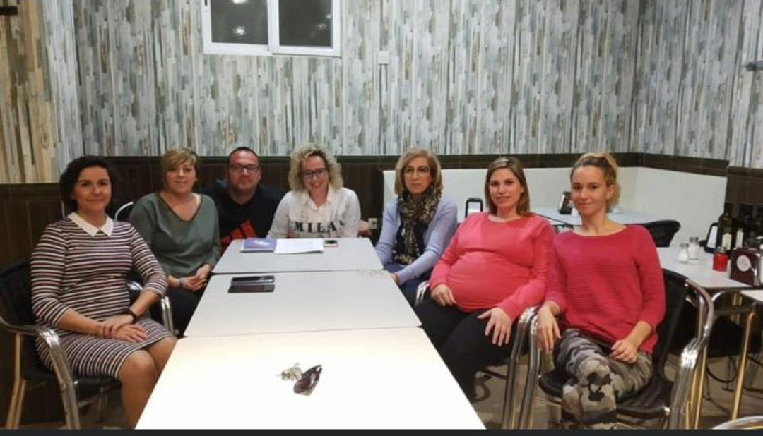 Miembros de la junta directiva en una reunión Miembros de la junta directiva en una reunión