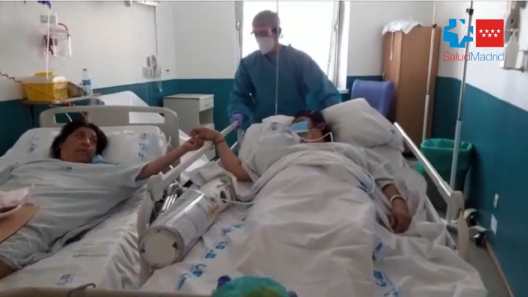 María (izquierda) coge la mano de su hija Marta en el momento de su reencuentro tras estar separadas durante su estancia en el hospital 12 de Octubre por coronavirus. María (izquierda) coge la mano de su hija Marta en el momento de su reencuentro tras estar separadas durante su estancia en el hospital 12 de Octubre por coronavirus.