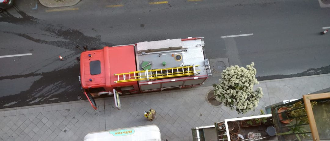 Uno de los vehículos de bomberos que ha intervenido en el incendio Uno de los vehículos de bomberos que ha intervenido en el incendio