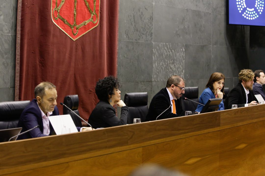 Mesa del Parlamento de Navarra. Mesa del Parlamento de Navarra.