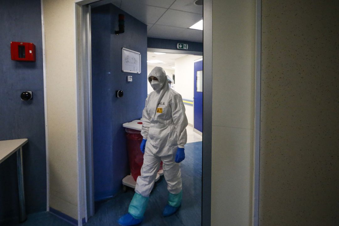 Una sanitaria, ataviada con un traje de protección. Una sanitaria, ataviada con un traje de protección.