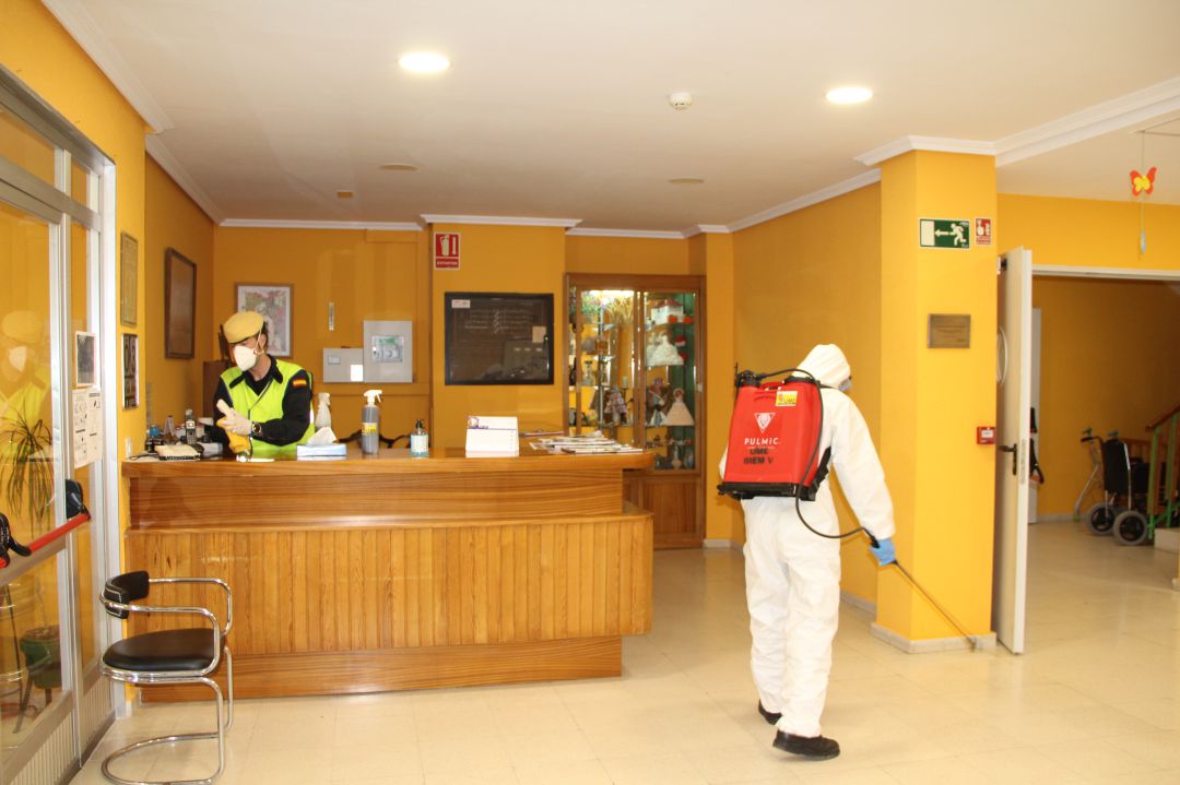 Militares de la UME de León desinfectan las zonas comunes en la residencia de ancianos El Alamillo en Cuéllar Militares de la UME de León desinfectan las zonas comunes en la residencia de ancianos El Alamillo en Cuéllar