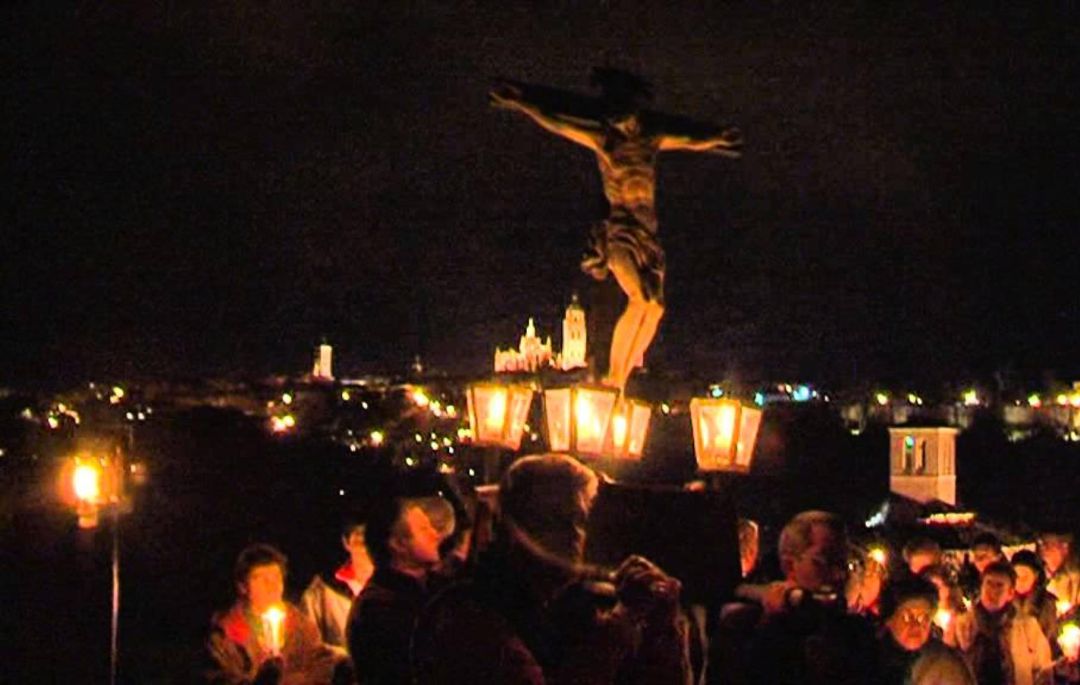 Vía Crucis de los Carmelitas en la noche del Miércoles Santo Vía Crucis de los Carmelitas en la noche del Miércoles Santo