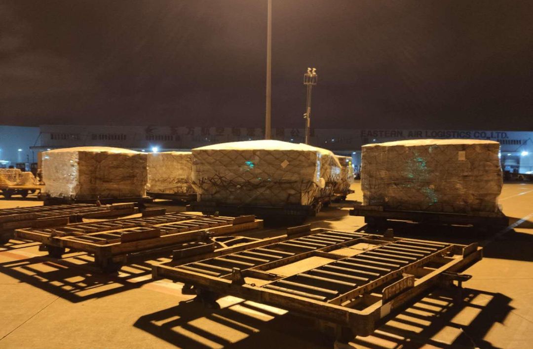 Imagen de los materiales sanitarios que se están consiguiendo gracias a este Corredor Aéreo Sanitario, con el fin de hacer frente al covid-19
Imagen de los materiales sanitarios que se están consiguiendo gracias a este Corredor Aéreo Sanitario, con el fin de hacer frente al covid-19