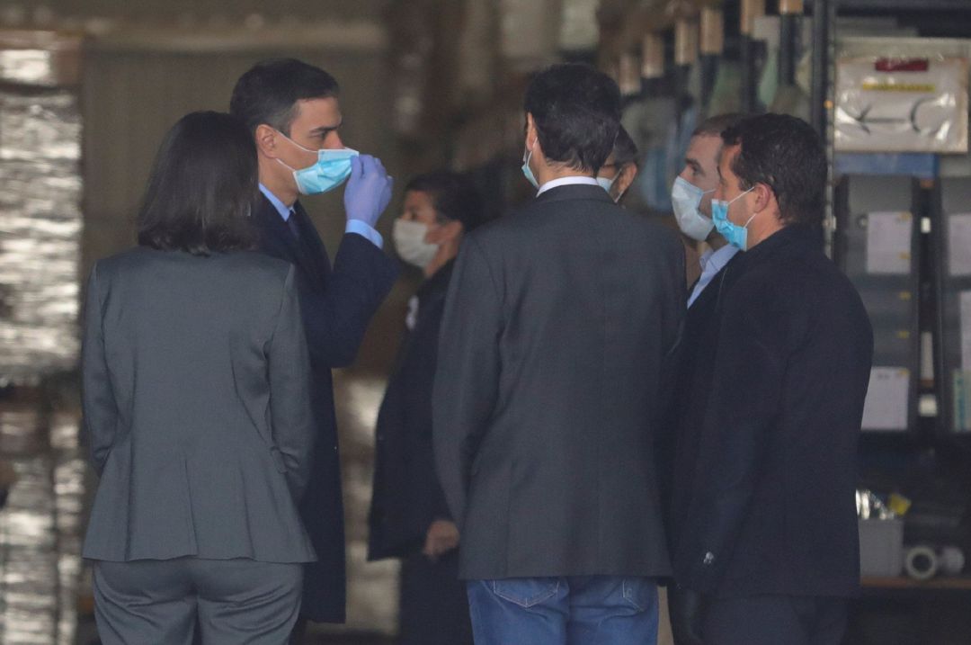 Pedro Sánchez protegido con mascarilla y guantes, visita las instalaciones de la empresa Hersill, en Móstoles Pedro Sánchez protegido con mascarilla y guantes, visita las instalaciones de la empresa Hersill, en Móstoles