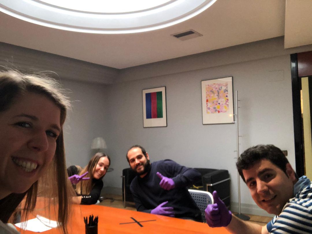 Tania e Ibai, acompañados de dos amigos que ejercieron de testigos, en la boda celebrada el 20 de marzo en una notaría de Vitoria Tania e Ibai, acompañados de dos amigos que ejercieron de testigos, en la boda celebrada el 20 de marzo en una notaría de Vitoria