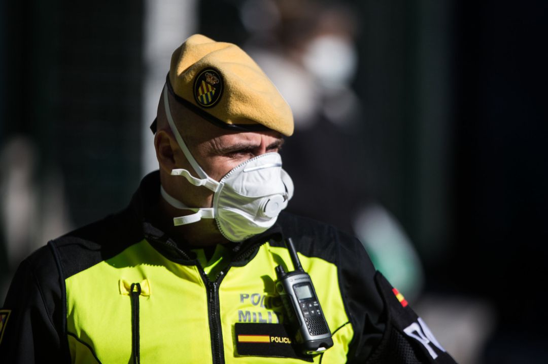 Un militar de la UME en las inmediaciones de Urgencias del Hospital Gregorio Marañón Un militar de la UME en las inmediaciones de Urgencias del Hospital Gregorio Marañón