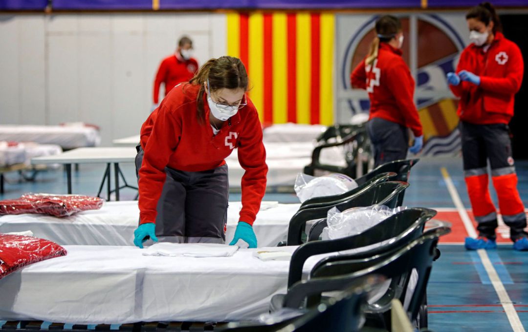 Miembros de la Cruz Roja han comenzado a instalar material en el pabellon de Les Comas de Igualada. Miembros de la Cruz Roja han comenzado a instalar material en el pabellon de Les Comas de Igualada.