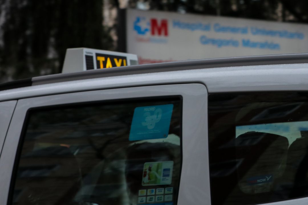 Un taxi pasa al lado de las Urgencias del Hospital Gregorio Marañón de Madrid gracias al acuerdo de colaboración con taxis y vehículos de transporte con conductor (VTC) para el traslado gratuito de personal sanitario para hacer visitas domiciliarias. Un taxi pasa al lado de las Urgencias del Hospital Gregorio Marañón de Madrid gracias al acuerdo de colaboración con taxis y vehículos de transporte con conductor (VTC) para el traslado gratuito de personal sanitario para hacer visitas domiciliarias.