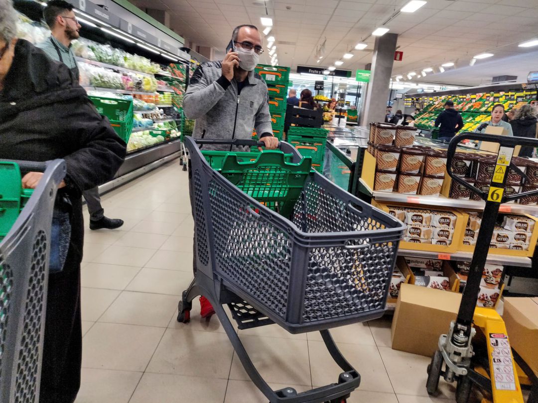 Un hombre hace la compra en el supermercado durante la cuarentena Un hombre hace la compra en el supermercado durante la cuarentena