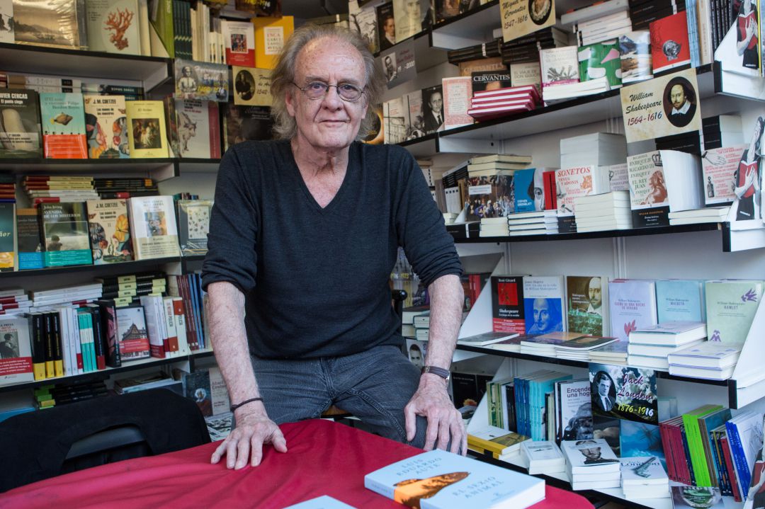 Aute es un músico, cantautor, director de cine, actor, escultor, escritor, pintor y poeta español Aute es un músico, cantautor, director de cine, actor, escultor, escritor, pintor y poeta español