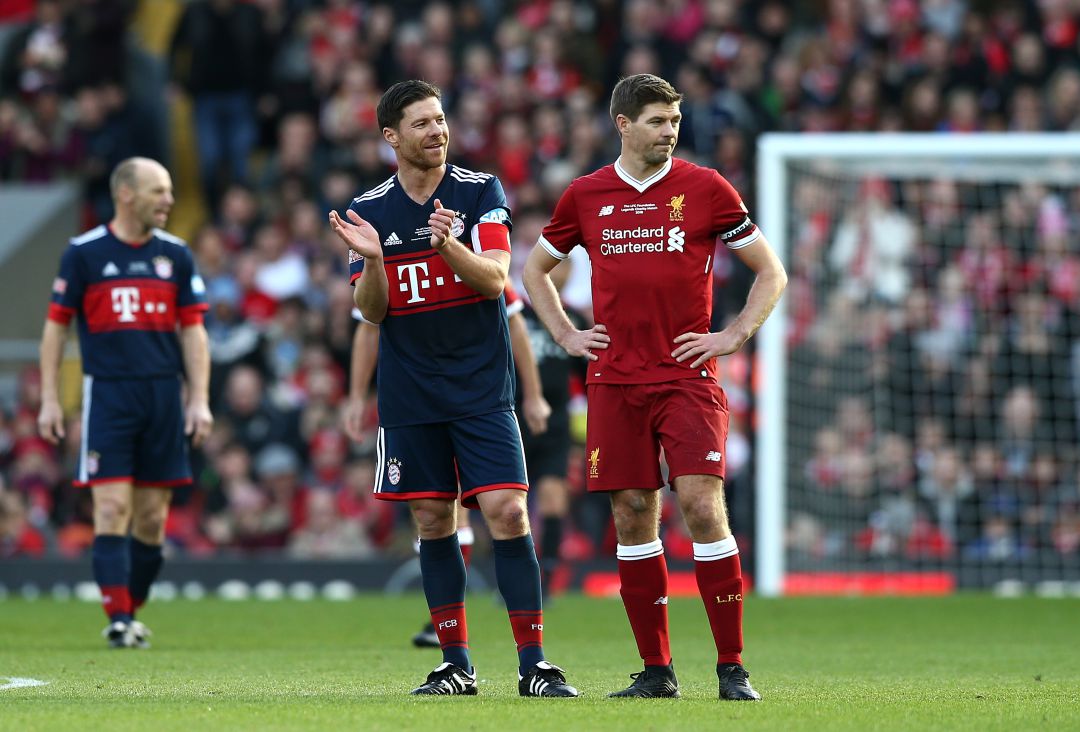 Xabi Alonso y Steven Gerrard Xabi Alonso y Steven Gerrard