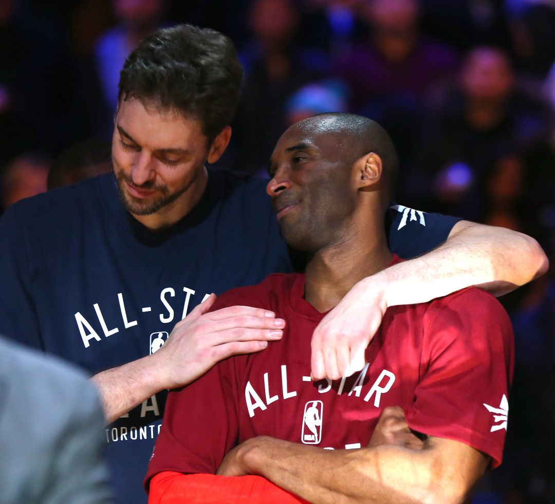 Pau Gasol abrazando a Kobe Bryant Pau Gasol abrazando a Kobe Bryant