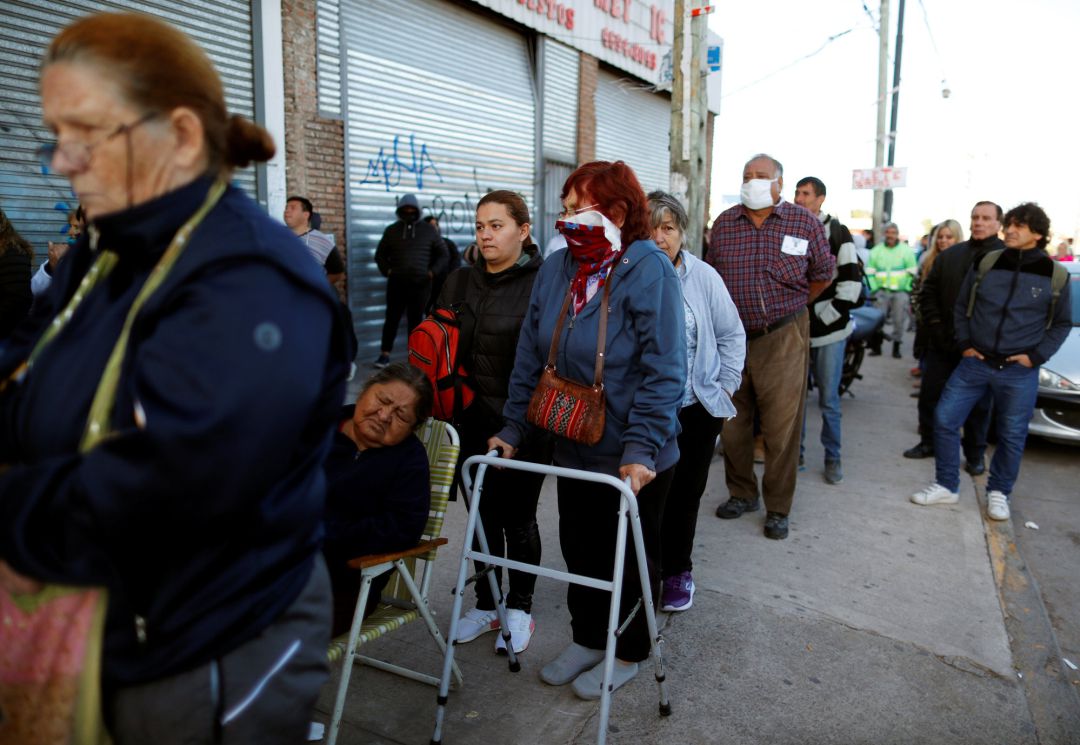 Jubilados esperan en las puertas de los bancos de Argentina que abrieron este viernes sus puertas tras varios días cerrados Jubilados esperan en las puertas de los bancos de Argentina que abrieron este viernes sus puertas tras varios días cerrados
