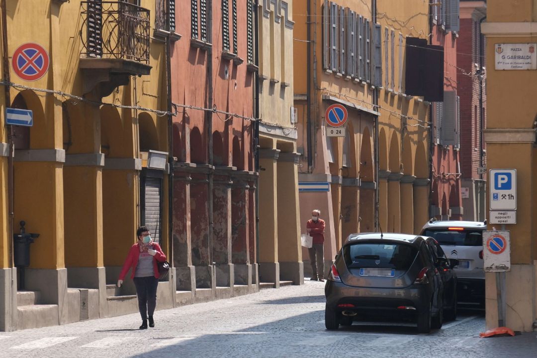 Una persona se desplaza por una de las calles de Bolonia Una persona se desplaza por una de las calles de Bolonia