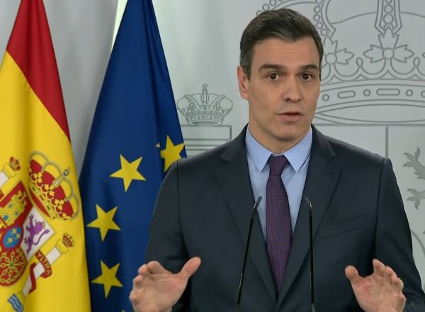 GRAF5650. MADRID, 04/04/2020.- Captura de la señal institucional del Palacio de la Moncloa del presidente del Gobierno, Pedro Sánchez, durante su comparecencia ante la prensa hoy sábado en Moncloa, en Madrid. Sánchez pedirá al Congreso a lo largo de la semana que viene una nueva prórroga del estado de alarma hasta el 26 de abril. EFE/Moncloa
