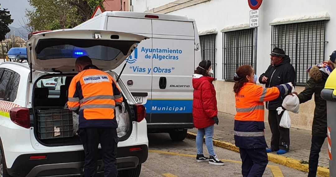 Entrega de materiales de Protección Civil. Entrega de materiales de Protección Civil.