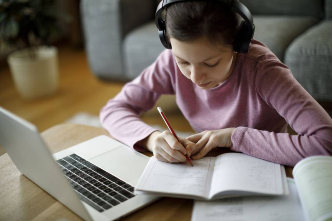 La Conselleria de Educación comenzará a repartir este lunes 14.000 tabletas entre el alumnado con dificultades de la Comunitat La Conselleria de Educación comenzará a repartir este lunes 14.000 tabletas entre el alumnado con dificultades de la Comunitat