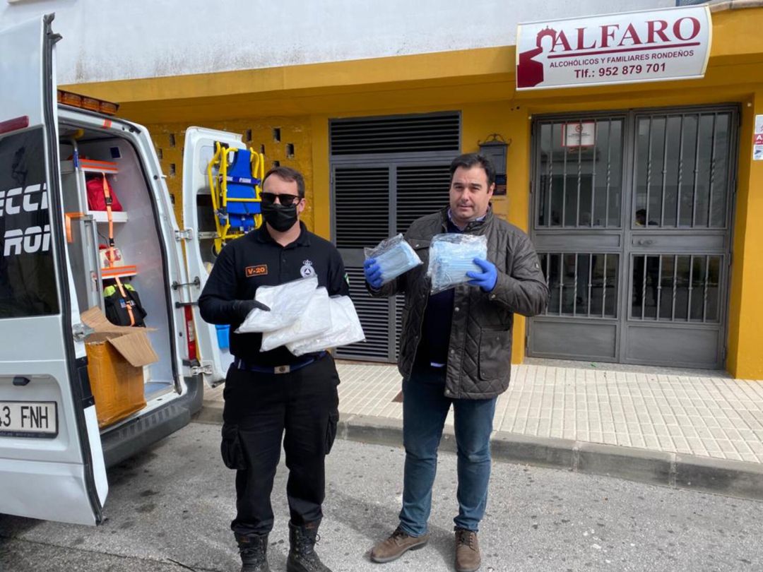 Voluntarios de Protección Civil se han encargado esta tarde de recoger el material en la sede de ALFARO y han iniciado el reparto del mismo. Voluntarios de Protección Civil se han encargado esta tarde de recoger el material en la sede de ALFARO y han iniciado el reparto del mismo.
