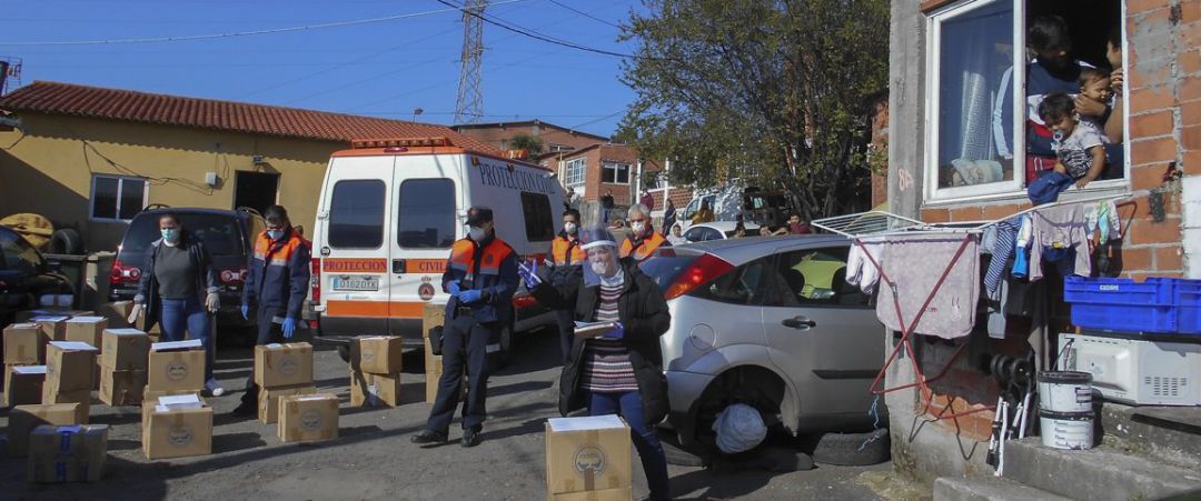 Efectivos de Protección Civil reparten el material en uno de los asentamientos Efectivos de Protección Civil reparten el material en uno de los asentamientos