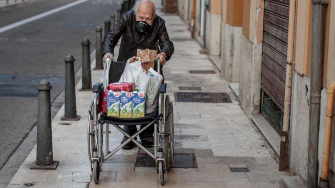 Un anciano, durante el confinamiento por la crisis del COVID-19 Un anciano, durante el confinamiento por la crisis del COVID-19