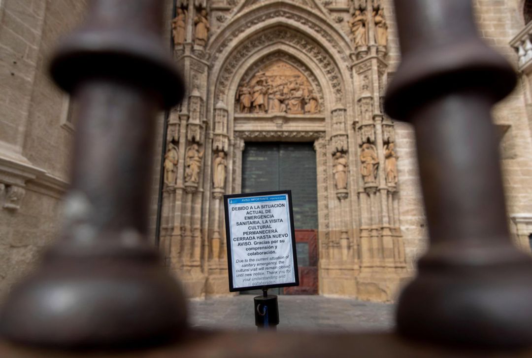 Entrada cerrada de la Puerta de Palos de la Catedral de Sevilla por donde salen del templo las cofradías en procesión. Entrada cerrada de la Puerta de Palos de la Catedral de Sevilla por donde salen del templo las cofradías en procesión.