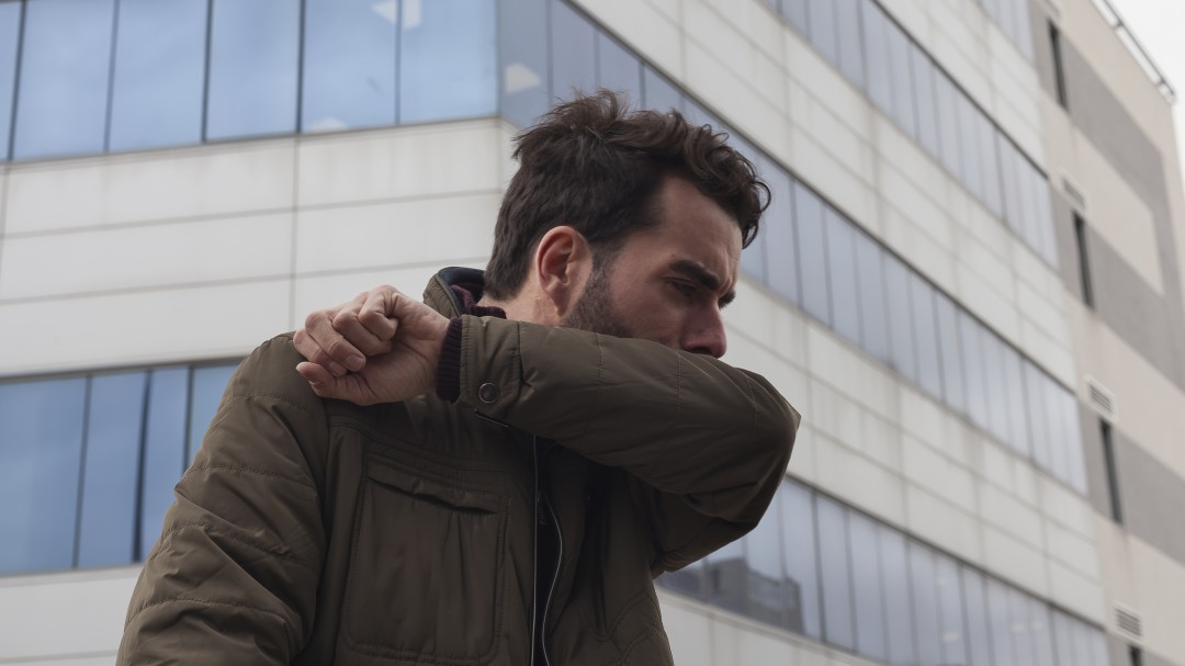 No confundas mi tos, es por la alergia, no por coronavirus