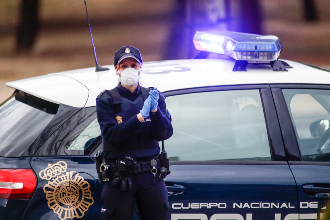 Una agente de policía nacional participando en el aplauso sanitario. Una agente de policía nacional participando en el aplauso sanitario.