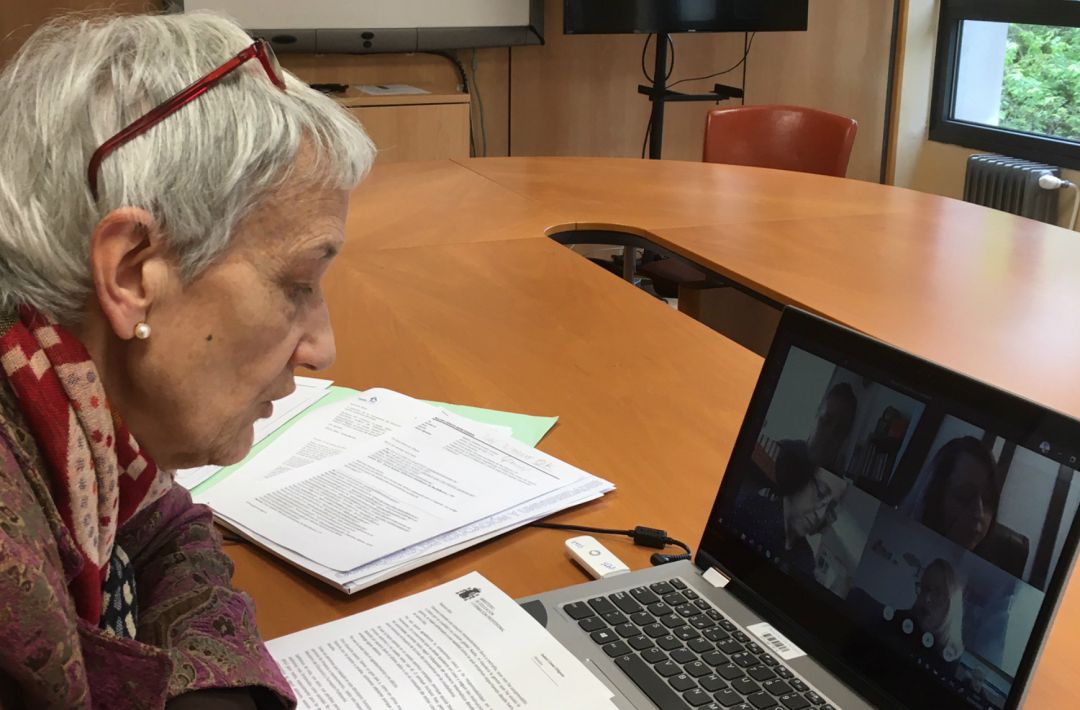 La consejera de Educación, Carmen Suárez, en una reunión con las asociaciones de padres y madres. La consejera de Educación, Carmen Suárez, en una reunión con las asociaciones de padres y madres.
