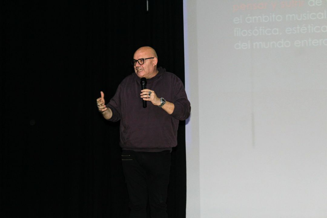 Vicente Esplugues es uno de los 5 religiosos que trabaja en la primera morgue abierta para víctimas del Covid-19, en el Palacio de Hielo de Madrid Vicente Esplugues es uno de los 5 religiosos que trabaja en la primera morgue abierta para víctimas del Covid-19, en el Palacio de Hielo de Madrid