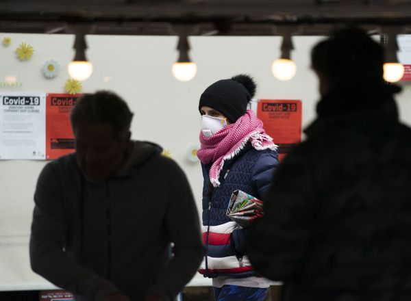 Ciudadanos haciendo la compra en el Portobello Market de Londres.