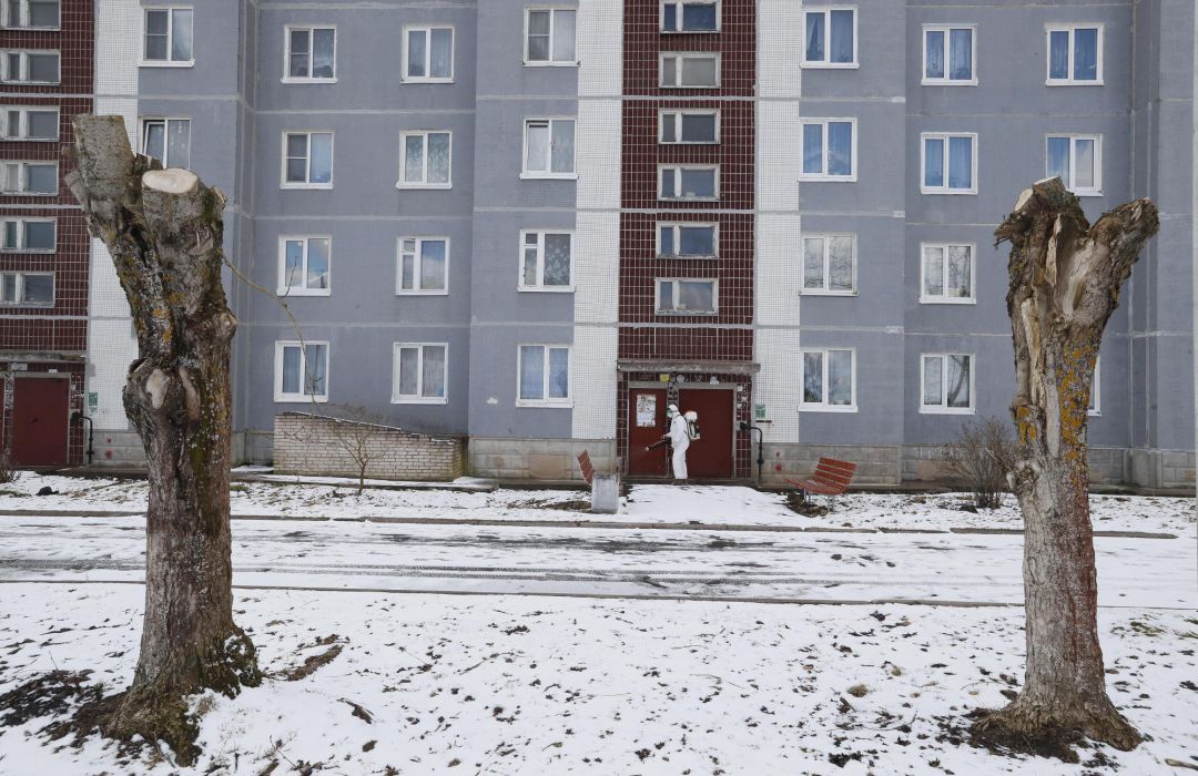 Un especialista del Servicio Veterinario de la región de Leningrado con traje protector de materiales peligrosos rocía desinfectante en un área residencial en Izvora, en las afueras de San Petersburgo, Rusia. Un especialista del Servicio Veterinario de la región de Leningrado con traje protector de materiales peligrosos rocía desinfectante en un área residencial en Izvora, en las afueras de San Petersburgo, Rusia.