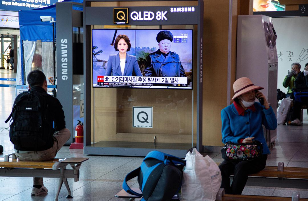 En Corea del Norte, ciudadanos esperando transporte en una estación de Seúl mientras la televisión anuncia un nuevo lanzamiento prueba de misiles. Corea del Norte no ha reportado ningún caso de Covid19. es uno de los 19 países que dicen estar libres de la pandemia En Corea del Norte, ciudadanos esperando transporte en una estación de Seúl mientras la televisión anuncia un nuevo lanzamiento prueba de misiles. Corea del Norte no ha reportado ningún caso de Covid19. es uno de los 19 países que dicen estar libres de la pandemia