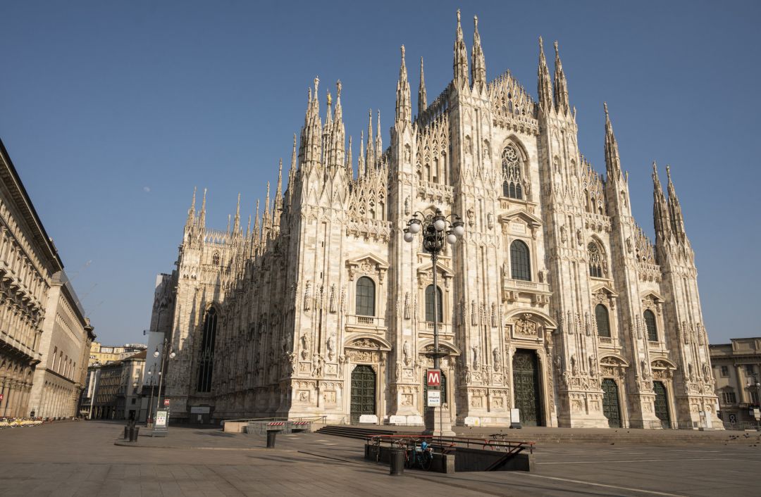 La plaza del Duomo de Milán desierta. La plaza del Duomo de Milán desierta.