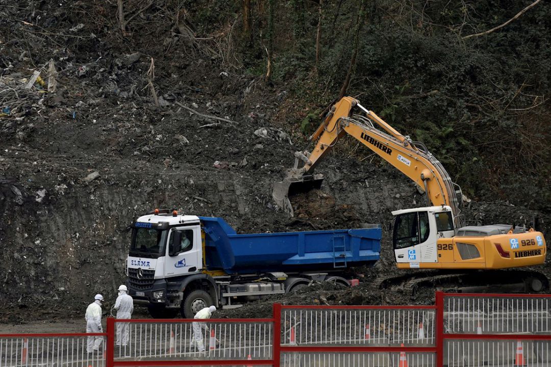 Fuentes de la Ertzaintza han informado del hallazgo del coche por los equipos de búsqueda, que por el momento no han encontrado restos humanos entre los escombros. Fuentes de la Ertzaintza han informado del hallazgo del coche por los equipos de búsqueda, que por el momento no han encontrado restos humanos entre los escombros.