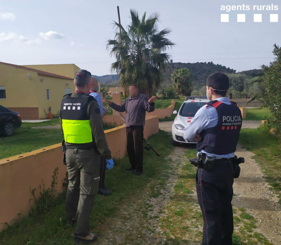 Eels Agents Rurals sancionant un pescador a Riba-roja d'Ebre durant l'estat d'alarma Eels Agents Rurals sancionant un pescador a Riba-roja d'Ebre durant l'estat d'alarma