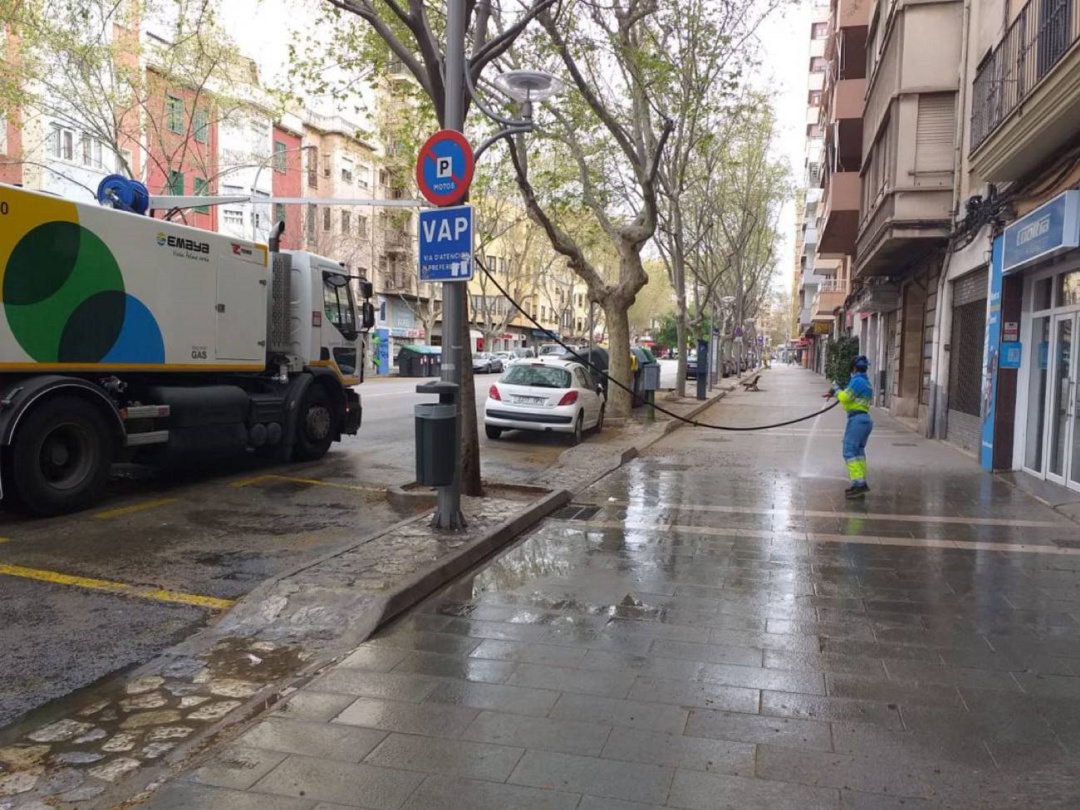 El Ayuntamiento de Palma continua las labores intensivas de desinfección. El Ayuntamiento de Palma continua las labores intensivas de desinfección.