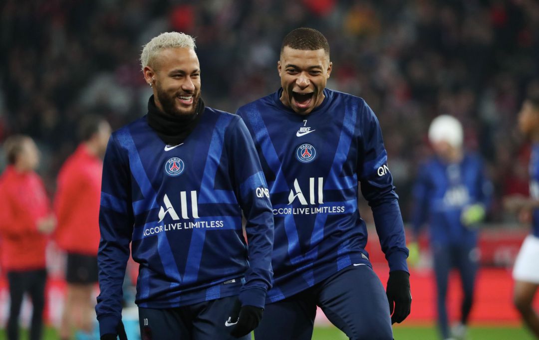 Neymar y Mbappé, calentando con el PSG. Neymar y Mbappé, calentando con el PSG.